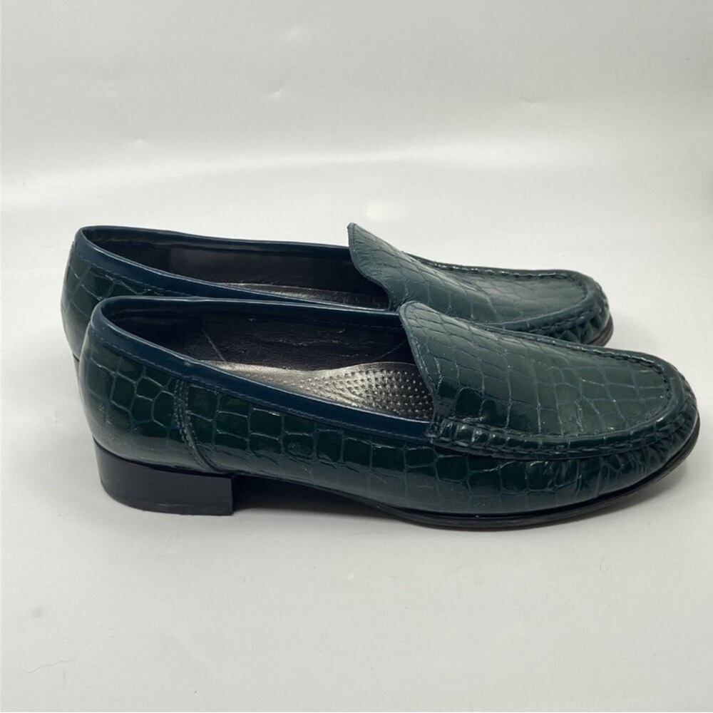 Elegant Green Crocodile Pattern Loafers